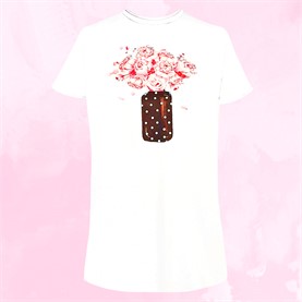 Camiseta blanca de mujer, flores y lunares.